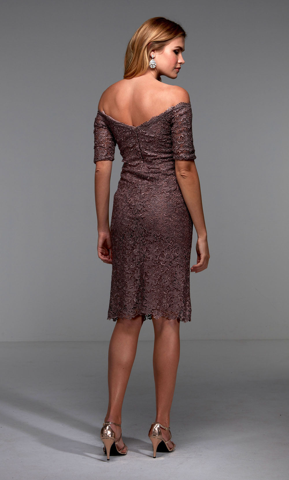 Alyce Paris 27535 Occasion spéciale au large de l'épaule Robe droite ornée