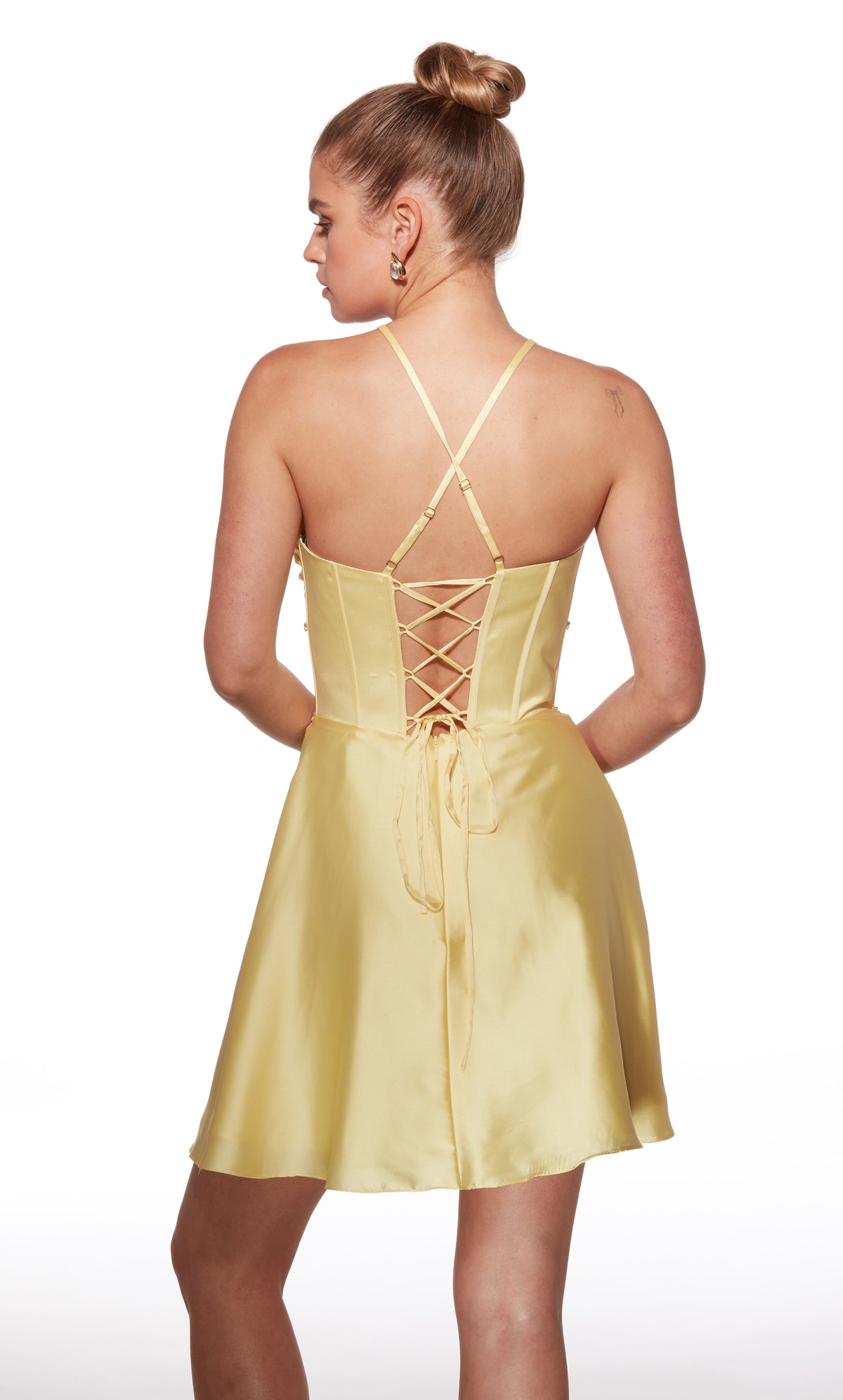 Alyce Paris 40063 Homecoming Corsé de cuello en V corto un vestido de línea