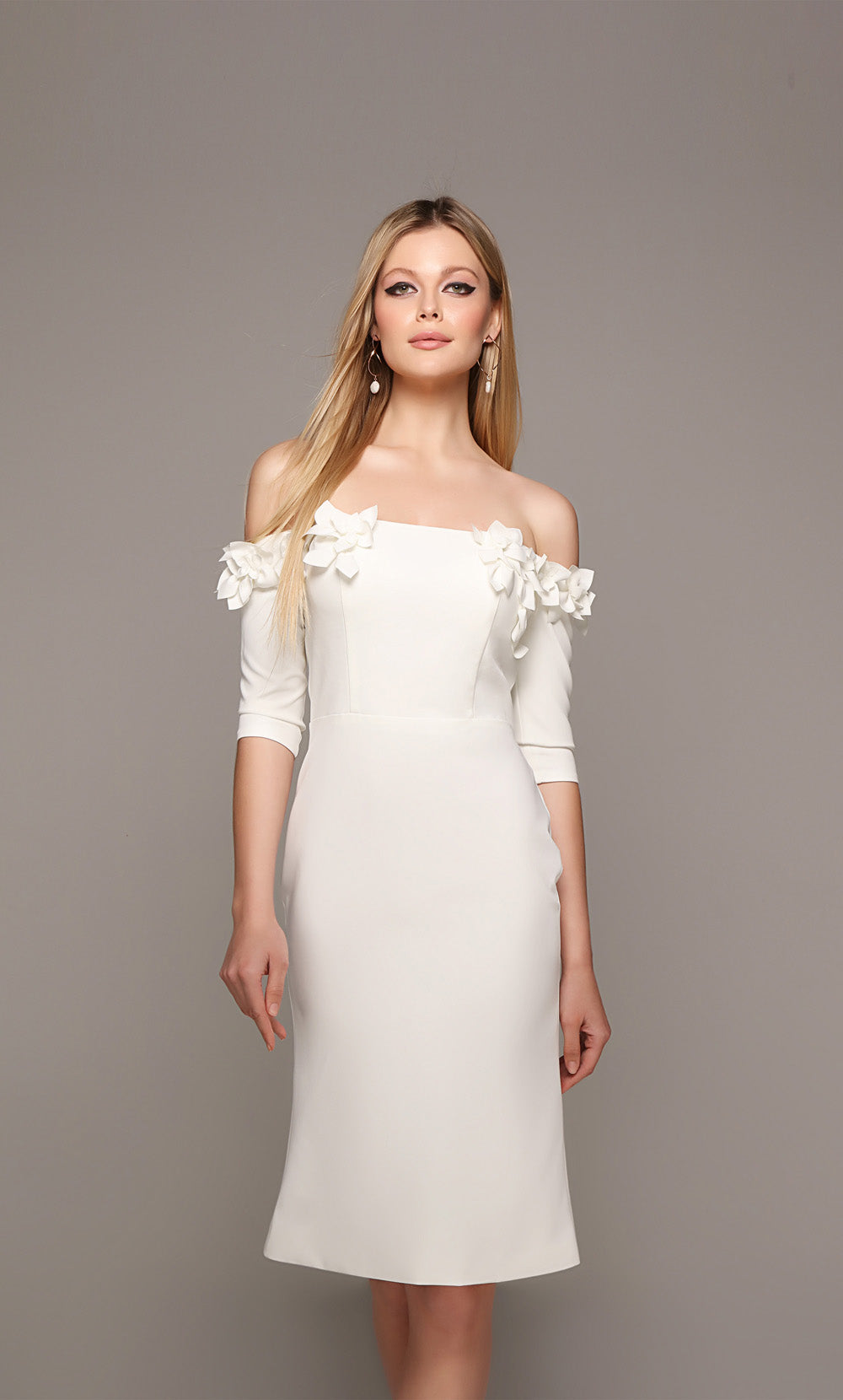 Alyce Paris 70003 Bridal fuera del hombro Vestido recto adornado