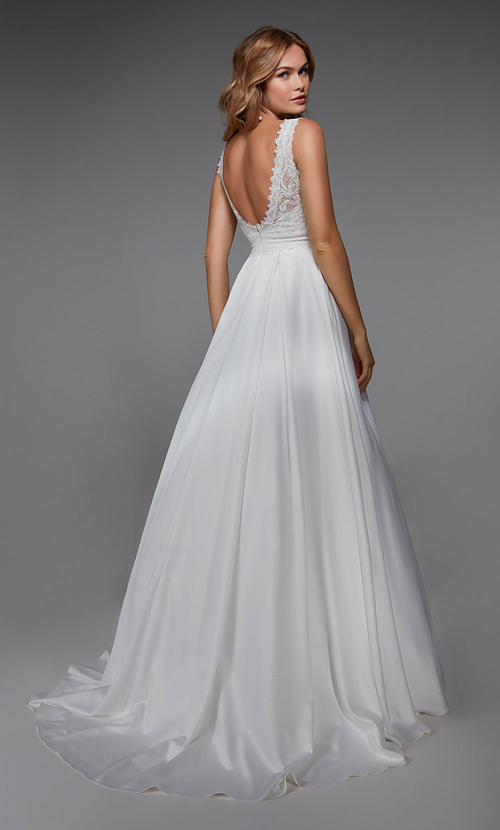 Alyce Paris 7035 Bridal V-cuello Train Un vestido de línea