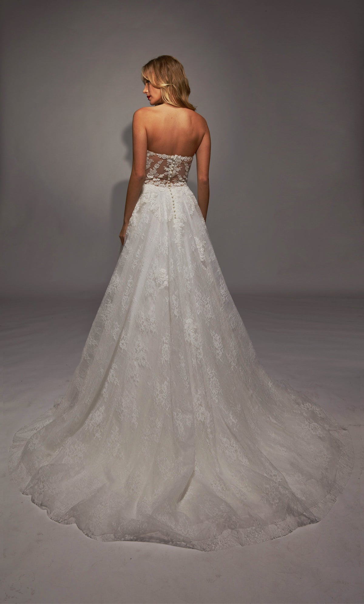 Alyce Paris 7154 Botones de escote hundido de novia Un vestido de línea