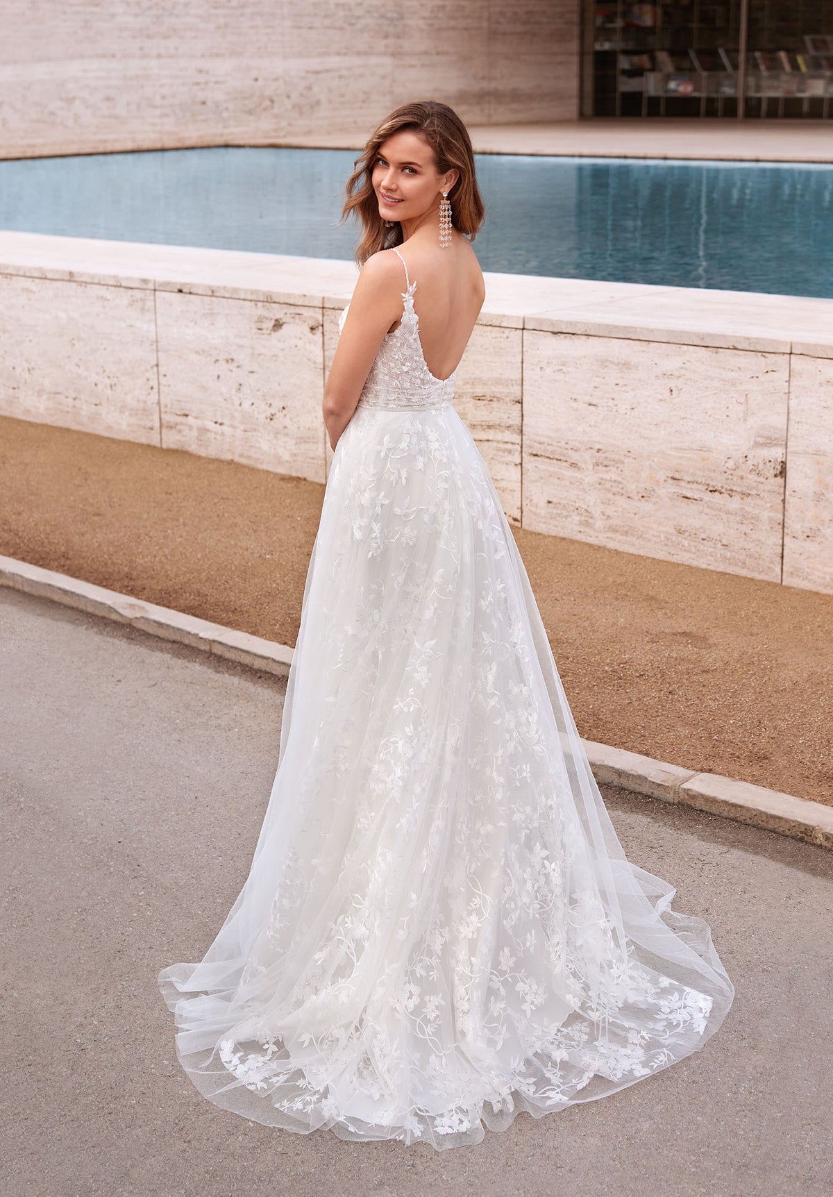 Alyce Paris 7036 Bridal hundido brillante/brillante un vestido de línea