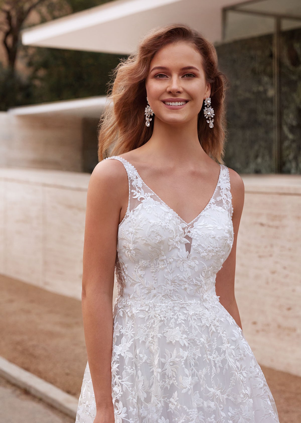 Alyce Paris 7037 Bridal V-cuello Train Un vestido de línea