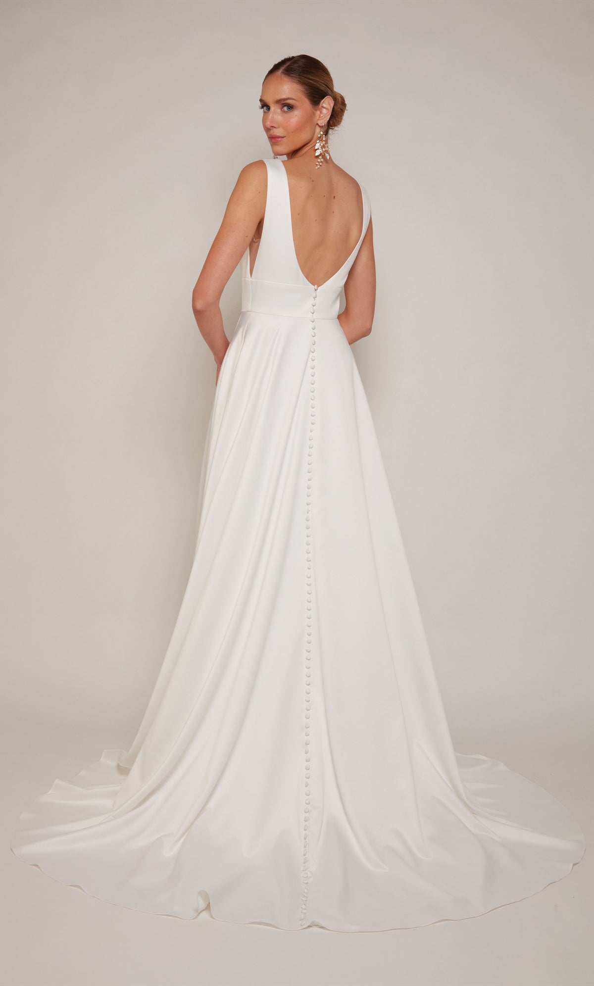 ALYCE PARIS 7096 SLIT NACK BRIDAL Un abito da linea