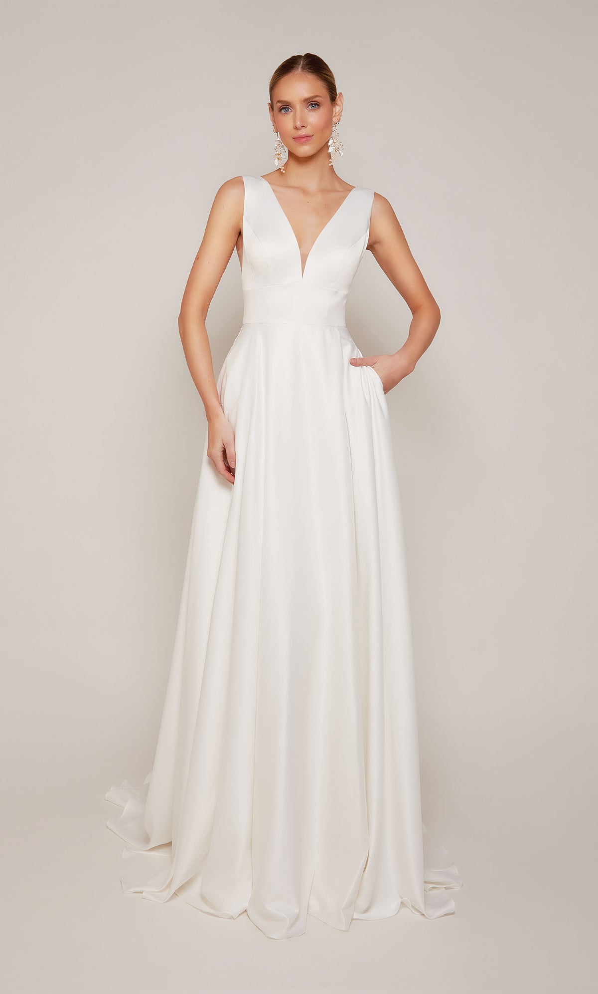 ALYCE PARIS 7096 SLIT NACK BRIDAL Un abito da linea