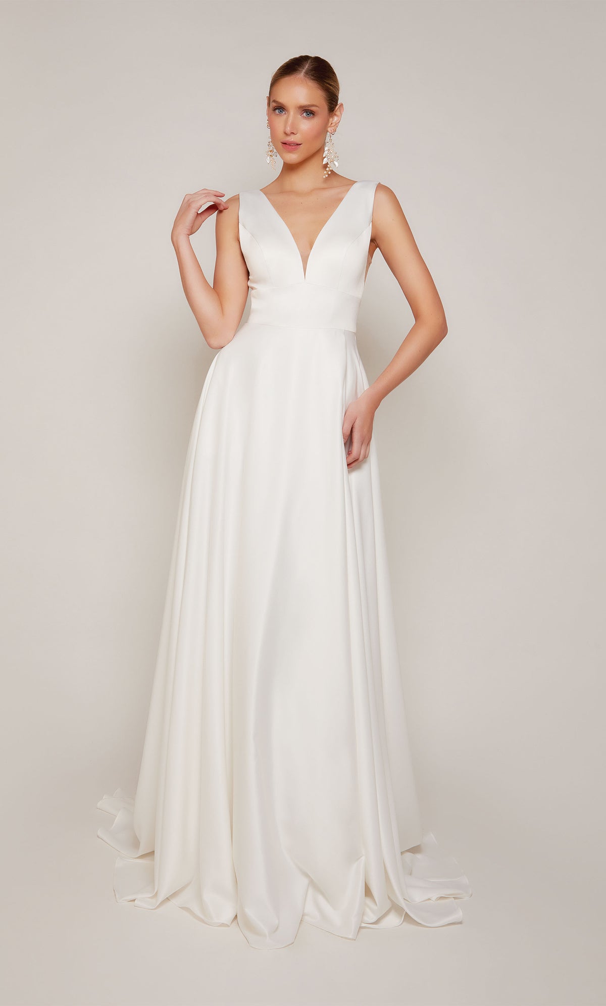 ALYCE PARIS 7096 SLIT NACK BRIDAL Un abito da linea