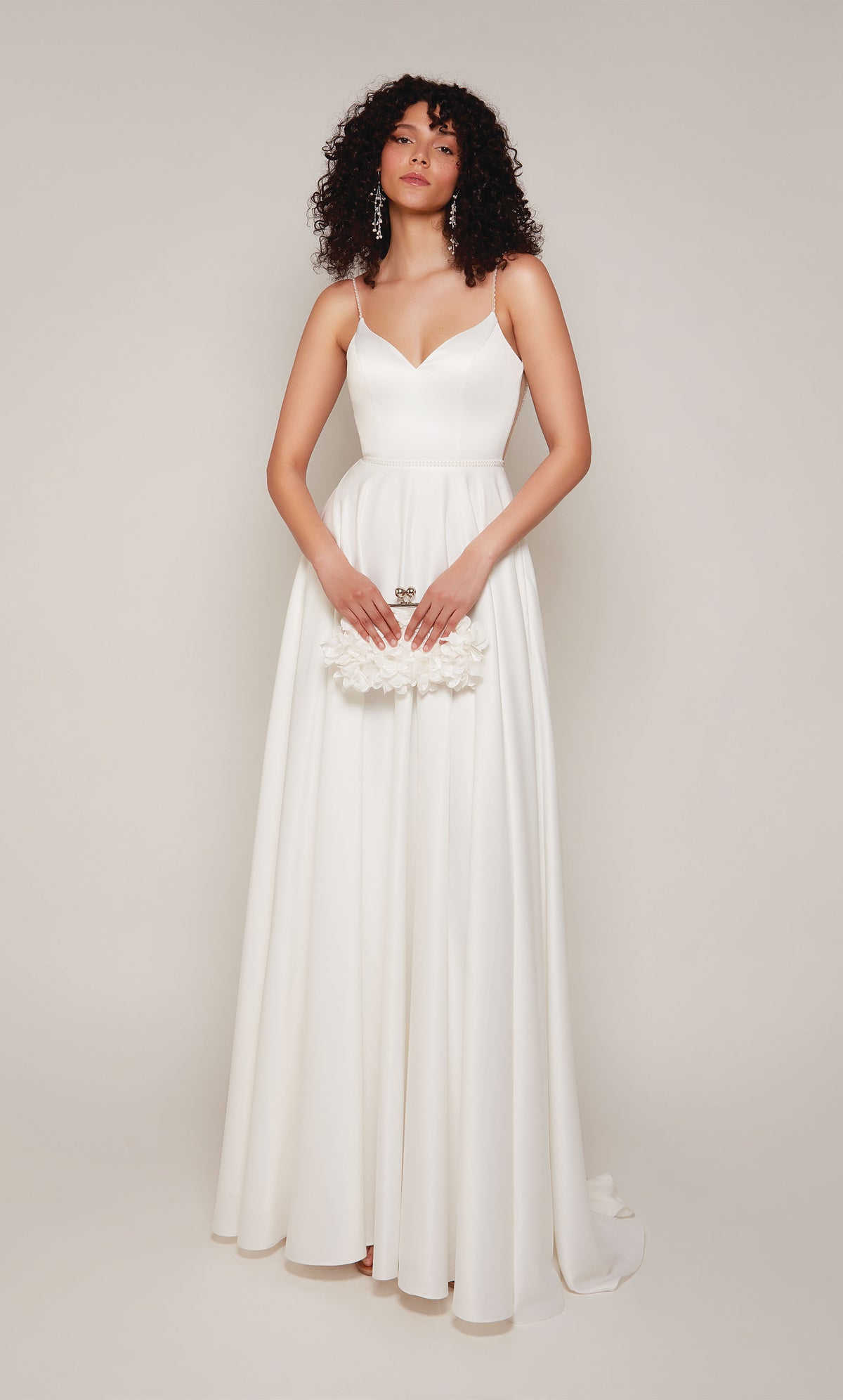 Alyce Paris 7099 Bridal V-Neck a embelli une robe de ligne