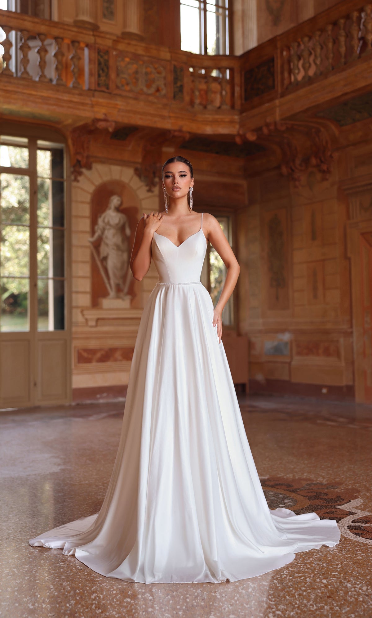 Alyce Paris 7099 Bridal en V-Neecos adornado con un vestido de línea