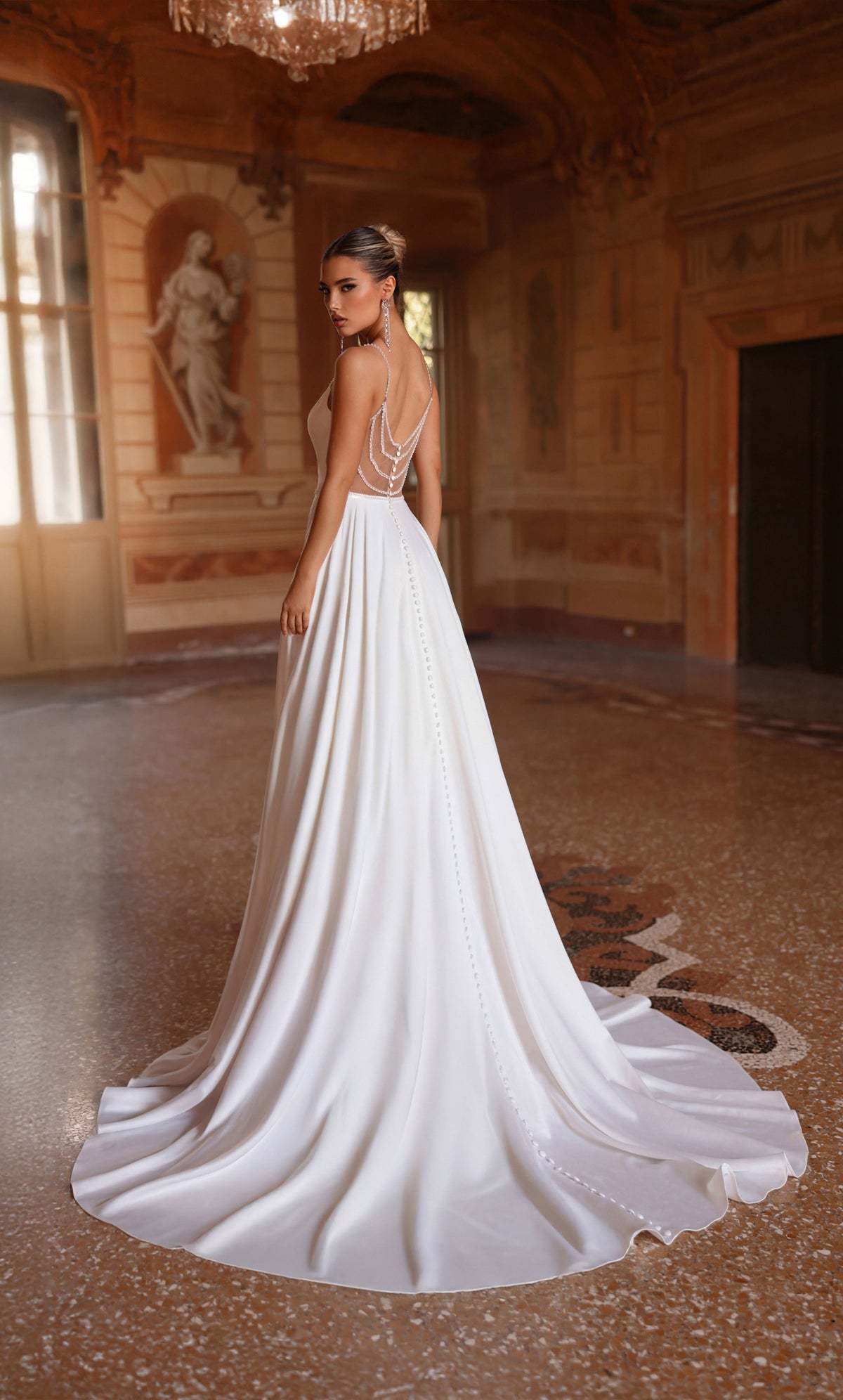 Alyce Paris 7099 Bridal en V-Neecos adornado con un vestido de línea