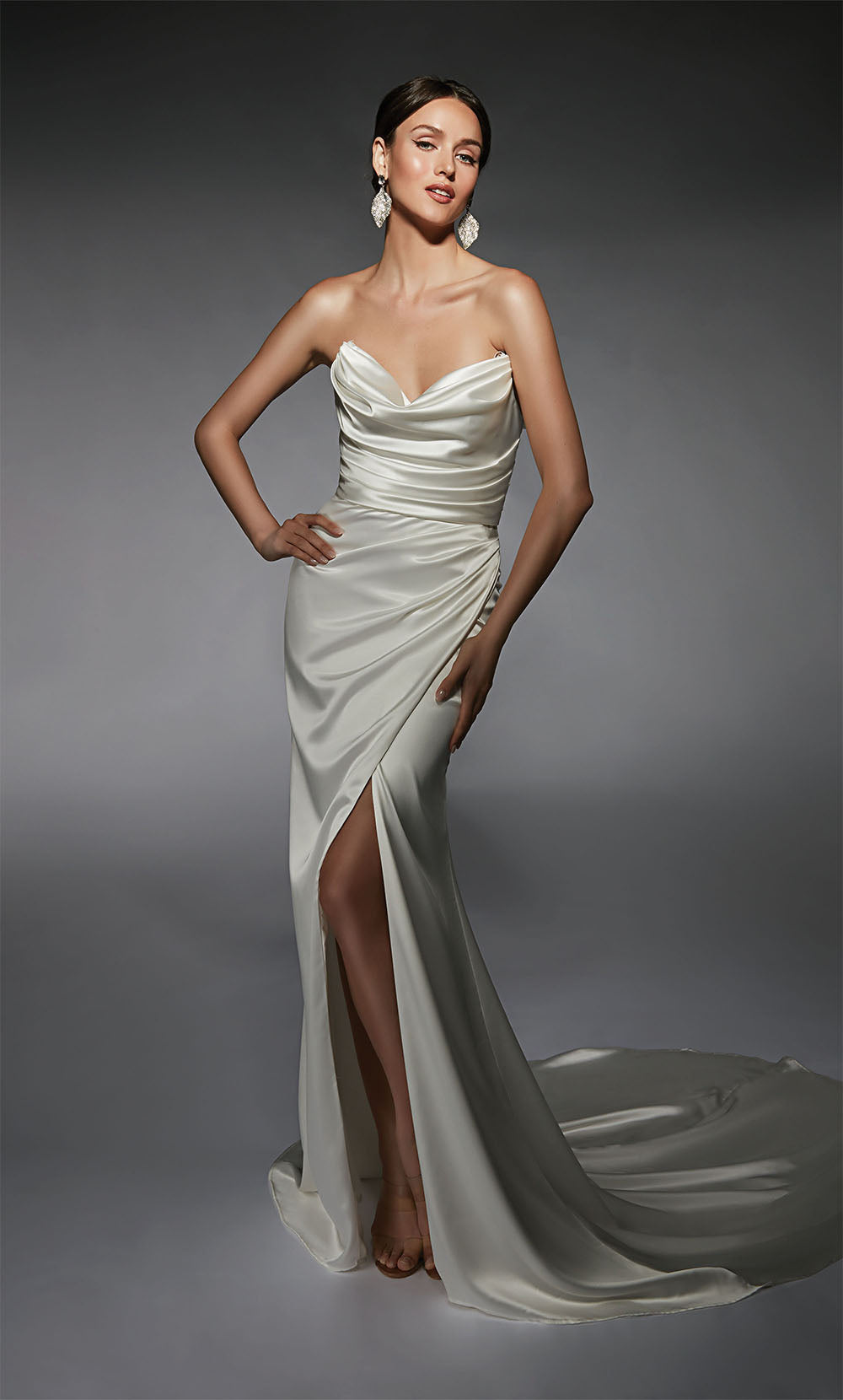 Alyce Paris 7106 Bridal Cowl Slit Robe droite